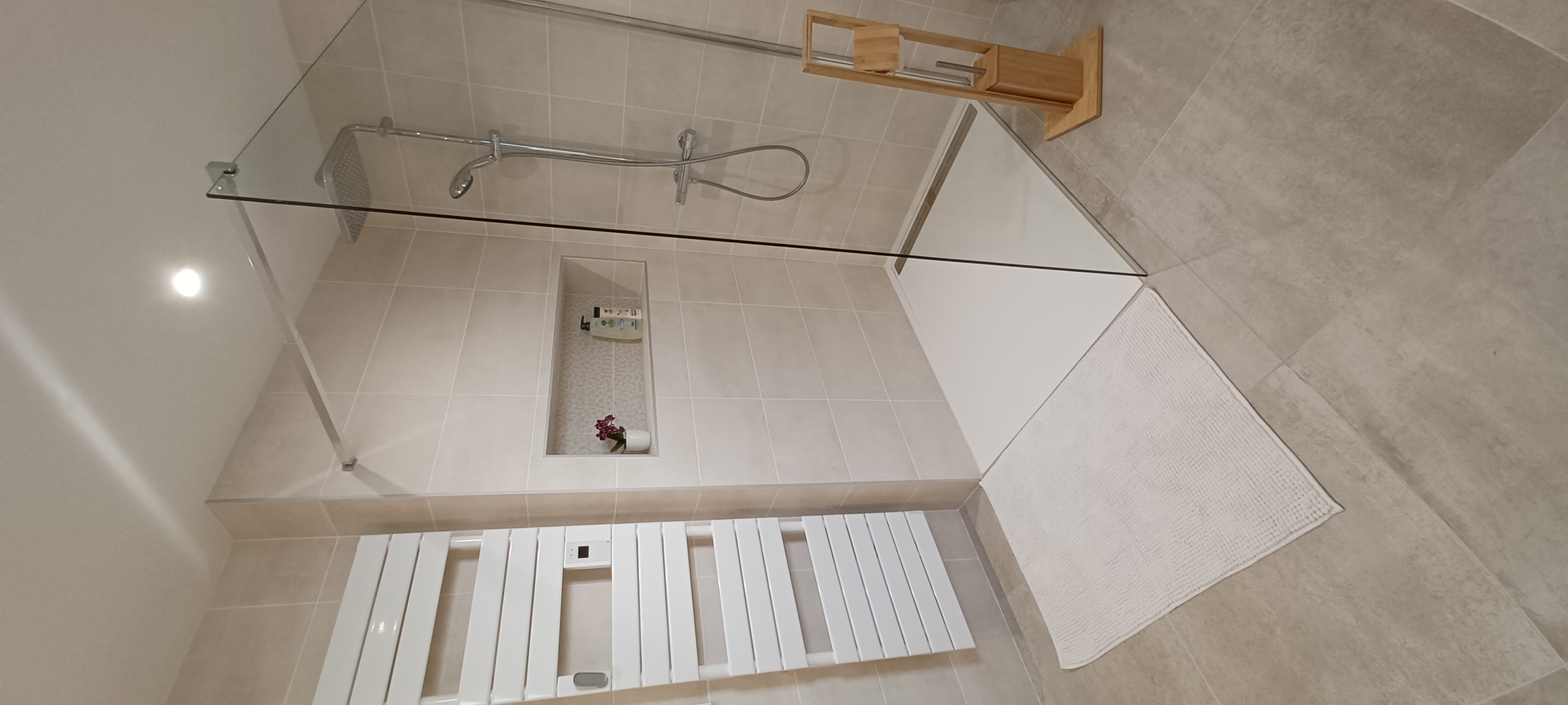 salle de bains gîte douche et sèche serviettes